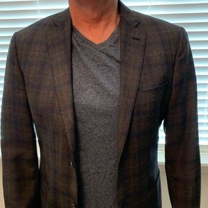 Gorgeous and I mean gorgeous European brand tweed blazer. Excellent condition.